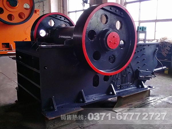 液壓保護(hù)顎式破碎機(jī)