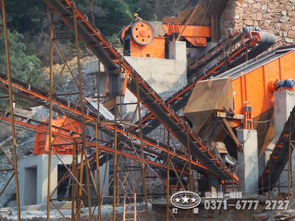 石料破碎生產(chǎn)線現(xiàn)場(chǎng)