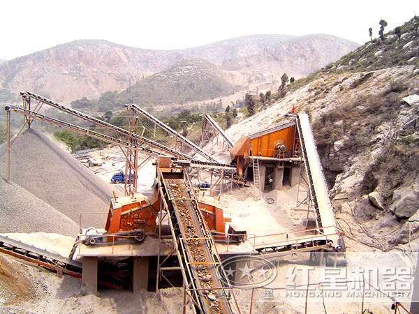 由顎式破碎機(jī)破過(guò)的石料進(jìn)入反擊破中破碎 由顎式破碎機(jī)破過(guò)的石料進(jìn)入反擊破中破碎