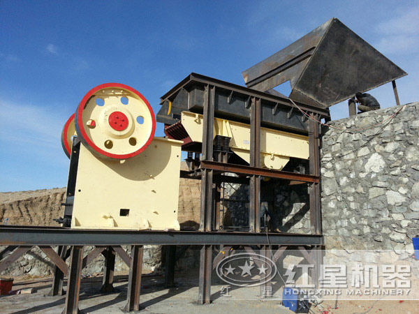 顎式破碎機現(xiàn)場