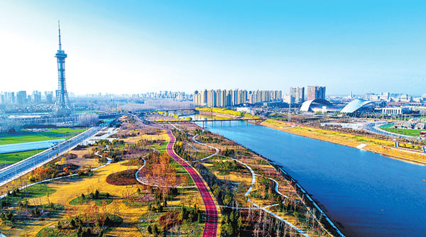 一河碧水映藍(lán)天