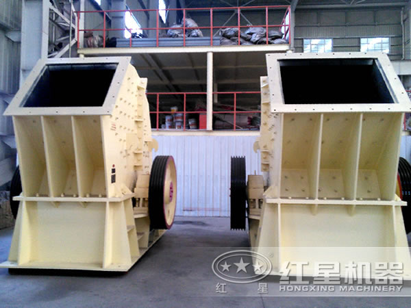 新型錘式破碎機(jī)正面照 新型錘式破碎機(jī)正面照