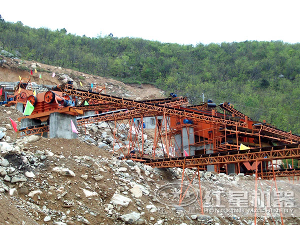 顎式破碎機綠色現(xiàn)場 顎式破碎機綠色現(xiàn)場