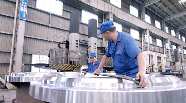 工作人員在測量零件尺寸精度