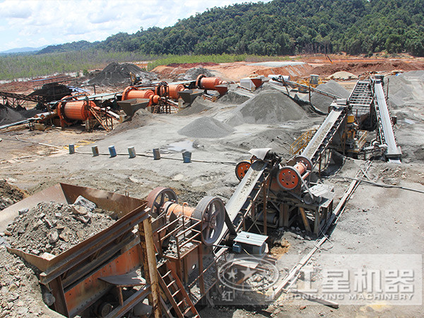 顎式破碎機的綠色現(xiàn)場 顎式破碎機的綠色現(xiàn)場