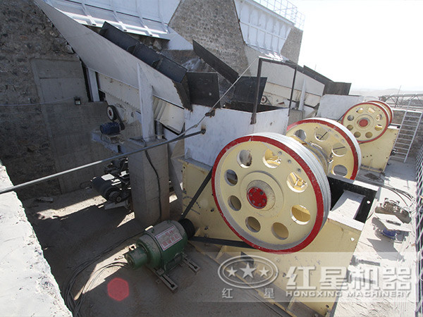 室外工作的顎式破碎機(jī)