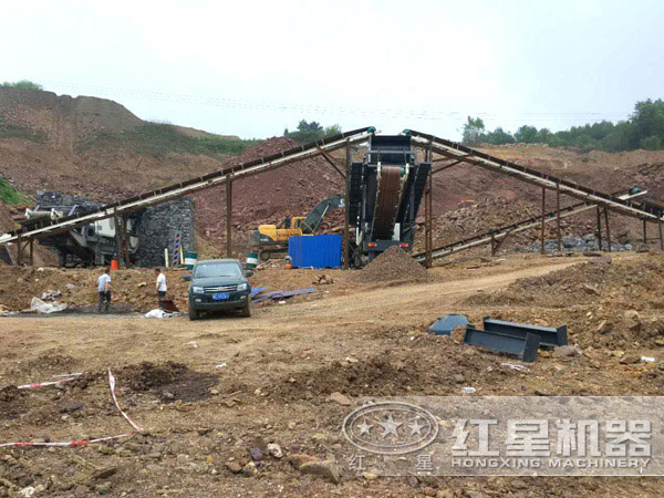 移動(dòng)破碎機(jī)直接開進(jìn)垃圾堆旁進(jìn)行作業(yè) 移動(dòng)破碎機(jī)直接開進(jìn)垃圾堆旁進(jìn)行作業(yè)