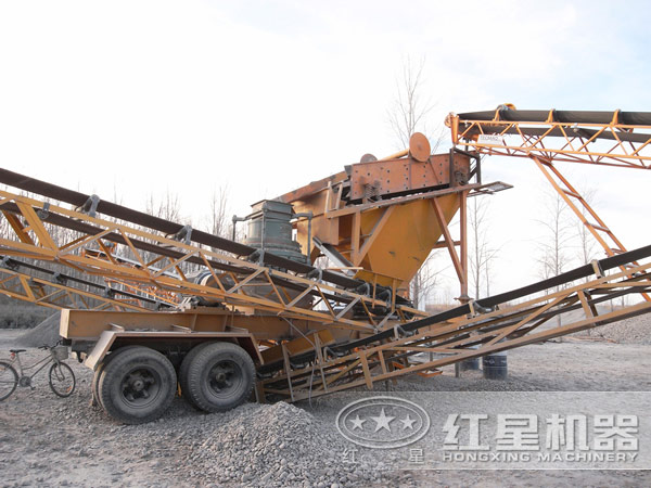 輸送機(jī)將物料運(yùn)往不同的方向