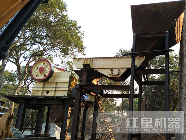 放在陰涼地方的破碎機(jī)