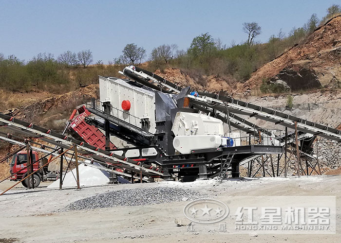 兩臺車載破碎一體機組成的花崗巖生產(chǎn)線剛剛完成陣地轉(zhuǎn)移