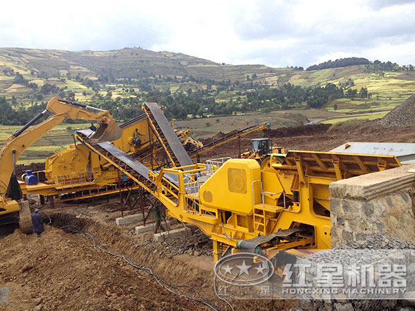 移動破碎機(jī)破碎現(xiàn)場 移動破碎機(jī)破碎現(xiàn)場