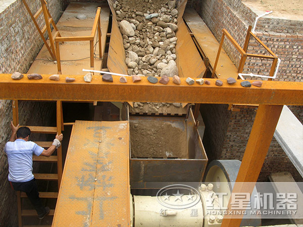 顎式破碎機(jī)喂料時(shí)要時(shí)刻關(guān)注排料情況 顎式破碎機(jī)喂料時(shí)要時(shí)刻關(guān)注排料情況