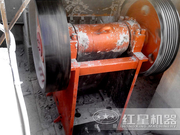顎式破碎機(jī)易損件磨損嚴(yán)重造成無法正常工作 顎式破碎機(jī)易損件磨損嚴(yán)重造成無法正常工作