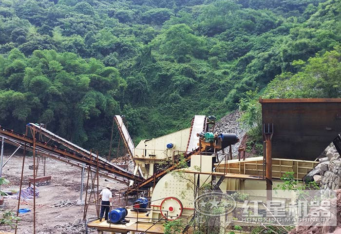 時(shí)產(chǎn)200噸環(huán)保石子破碎機(jī)安裝現(xiàn)場 時(shí)產(chǎn)200噸環(huán)保石子破碎機(jī)安裝現(xiàn)場