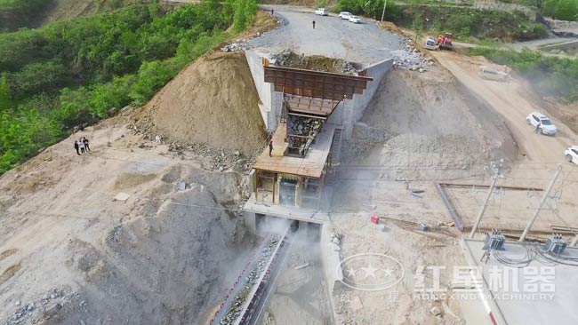 顎式破碎機(jī)是工業(yè)礦石物料加工常用的一款粗破機(jī)械