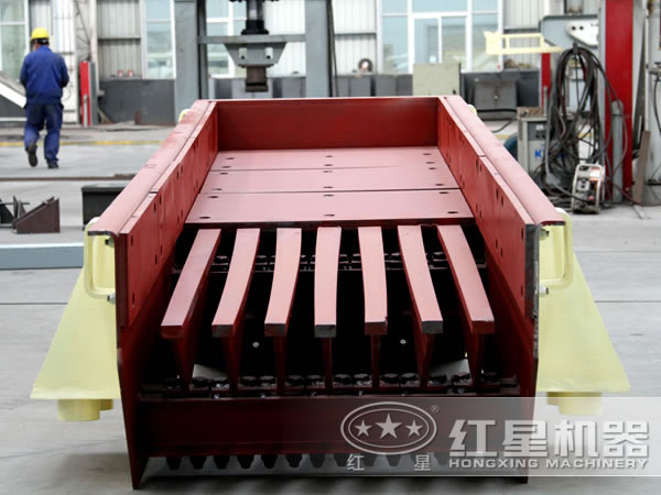 加工陶粒砂的輔助設(shè)備——振動(dòng)給料機(jī) 加工陶粒砂的輔助設(shè)備——振動(dòng)給料機(jī)