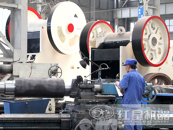 石頭顎式破碎機(jī)加工車(chē)間 石頭顎式破碎機(jī)加工車(chē)間