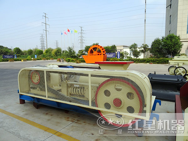 成品對輥式破碎機試機完畢，等待裝車