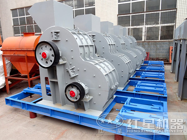等待發(fā)貨的雙級(jí)破碎機(jī)