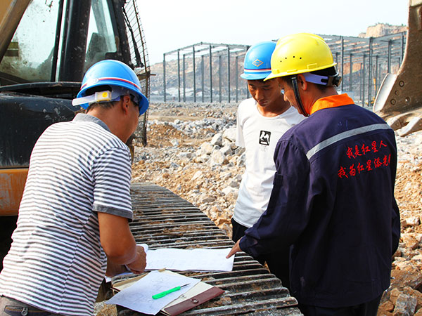 設(shè)備生產(chǎn)廠家為用戶指導(dǎo)安裝現(xiàn)場(chǎng)