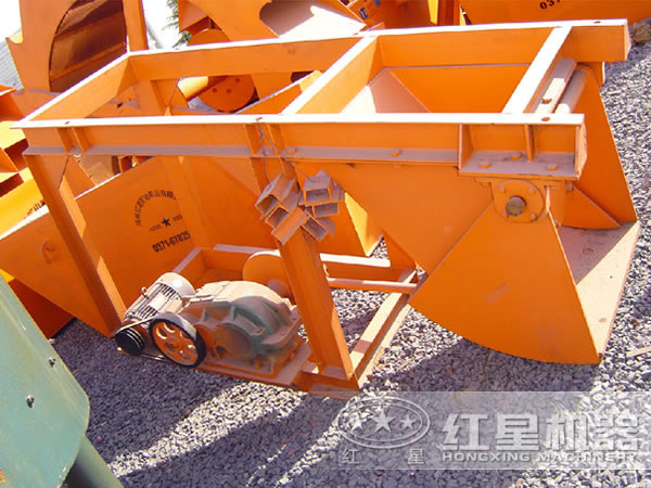 擺式給料機是一種運輸機械，主要輔助球磨機等設(shè)備生產(chǎn)，適用于短距離給礦