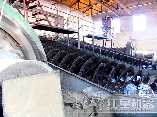 螺旋分級(jí)機(jī)正在作業(yè) 螺旋分級(jí)機(jī)正在作業(yè)