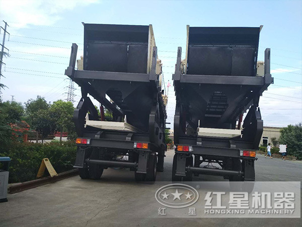 兩臺小型流動石子加工機準備出發(fā)