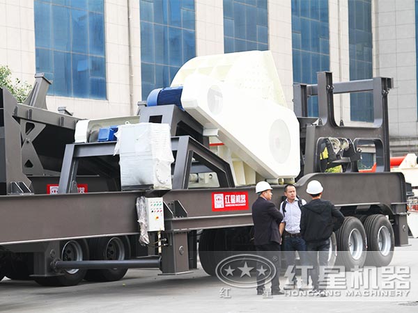 用戶來廠考察，圖中為一臺已經(jīng)完工的輪胎式流動石子加工機