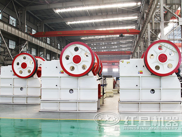 新型環(huán)保液壓顎式破碎機(jī)正是安陽砂石場(chǎng)上的破碎先鋒