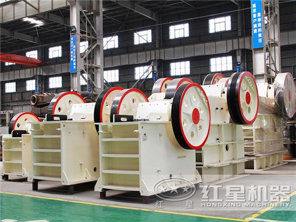 映入眼簾的首先就是顎式破碎機(jī)機(jī)架