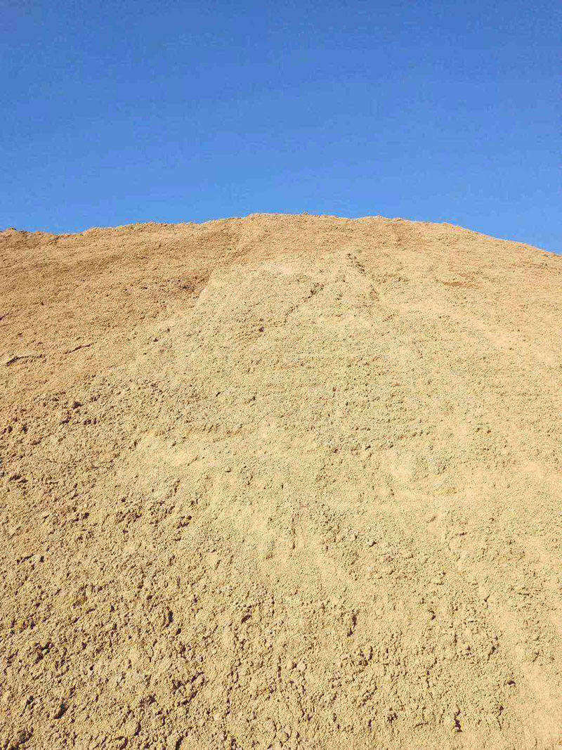 過(guò)篩后的黃沙遠(yuǎn)看，與天然砂并無(wú)兩樣