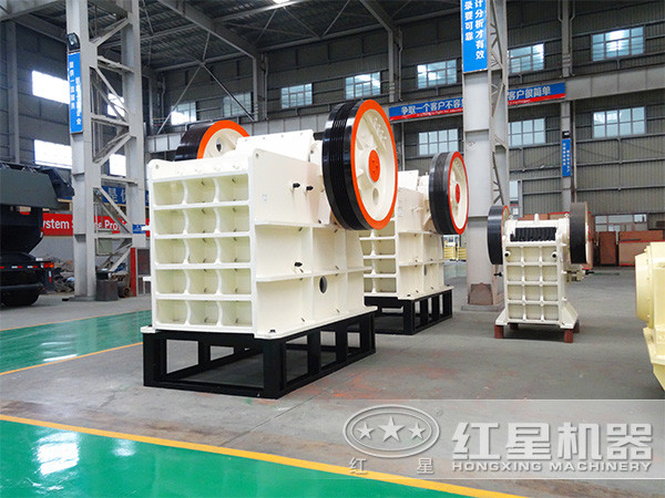 如今的小型鄂式碎石機仔細瞅瞅，卻是要比以前的更好看，更高端，市場售價也不能與以前相提并論了