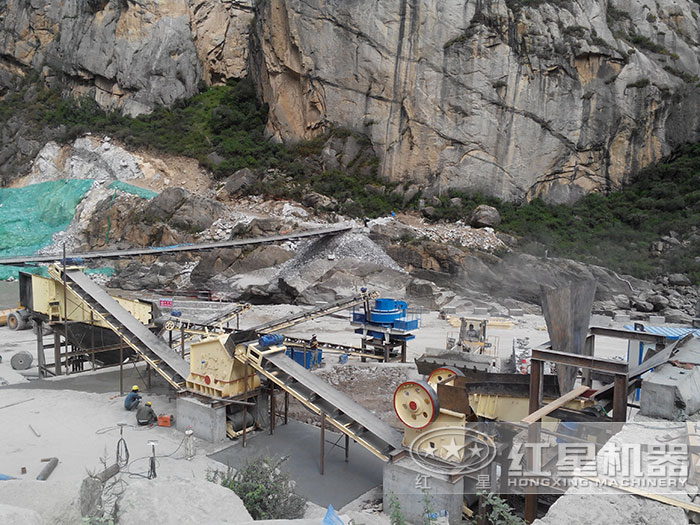 貴州時(shí)產(chǎn)100噸顎式破碎機(jī)碎沙現(xiàn)場(chǎng) 貴州時(shí)產(chǎn)100噸顎式破碎機(jī)碎沙現(xiàn)場(chǎng)