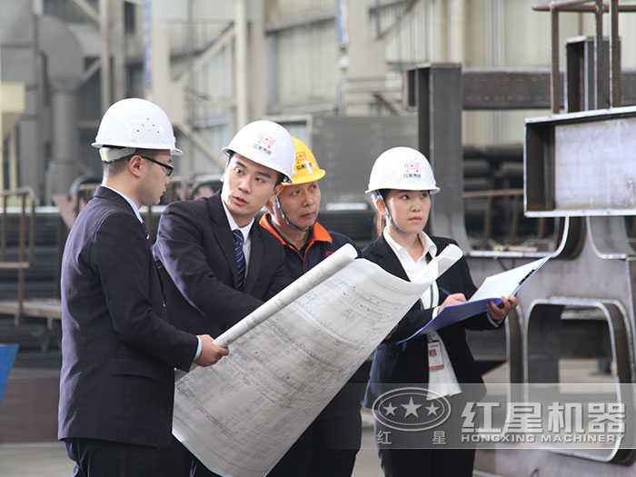 紅星技術(shù)工程師為客戶介紹設(shè)計方案