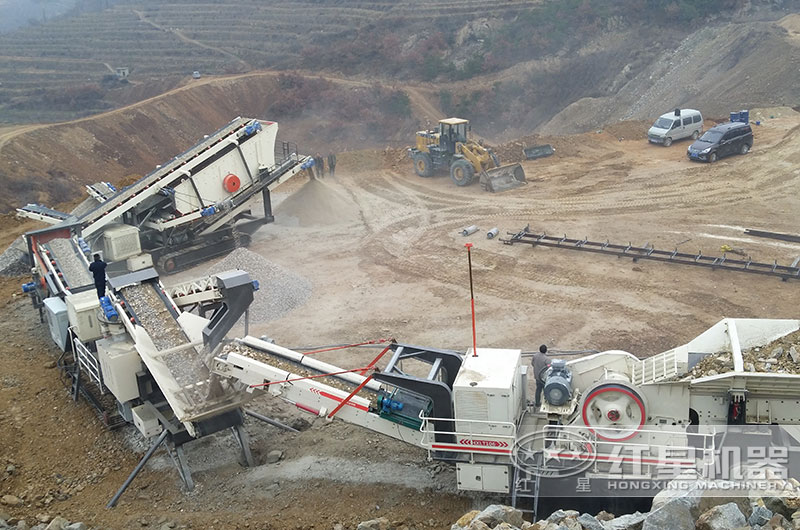 履帶移動(dòng)式破碎機(jī)現(xiàn)場(chǎng)