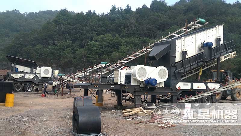 移動(dòng)顎式破碎機(jī)安裝現(xiàn)場(chǎng)