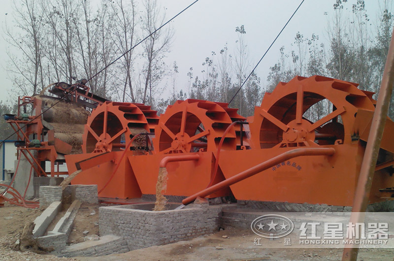 三臺洗砂機串聯(lián)作業(yè) 三臺洗砂機串聯(lián)作業(yè)