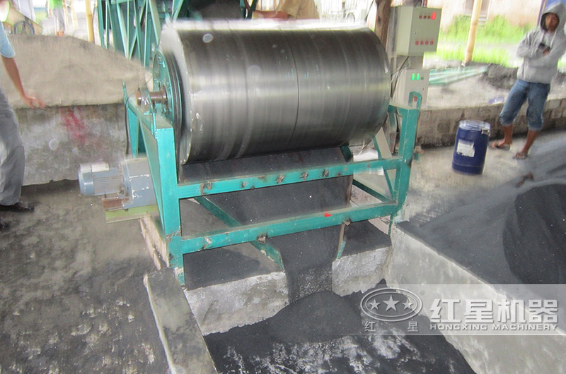 干式磁選機(jī)磁選現(xiàn)場(chǎng) 干式磁選機(jī)磁選現(xiàn)場(chǎng)