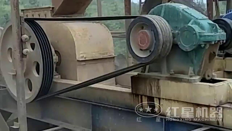 對輥式破碎機現(xiàn)場