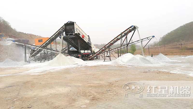 移動(dòng)式砂石骨料生產(chǎn)線現(xiàn)場