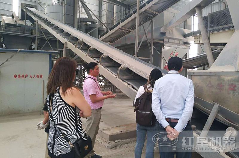 制砂機(jī)設(shè)備投資客戶參觀已投產(chǎn)的砂石廠現(xiàn)場