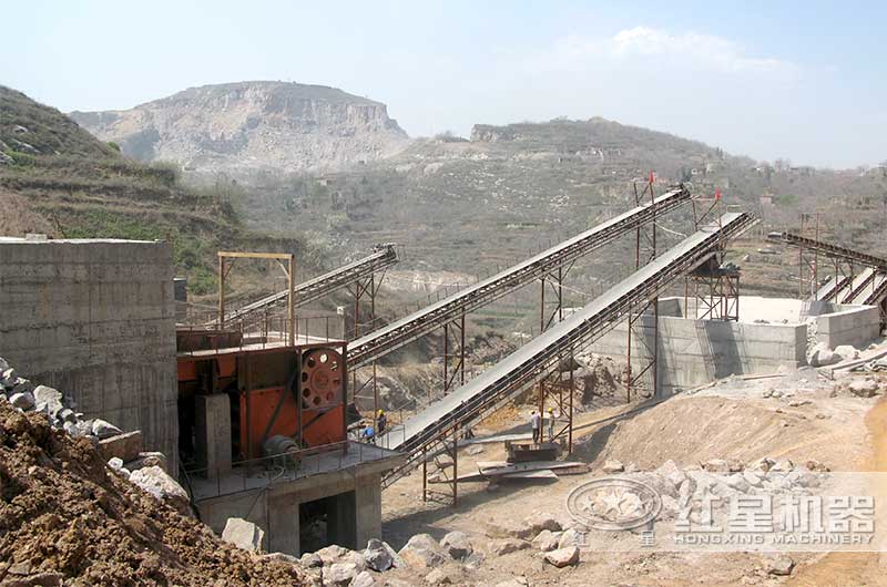 山東菏澤現(xiàn)場(chǎng)顎破后設(shè)置的中轉(zhuǎn)料倉(cāng) 山東菏澤現(xiàn)場(chǎng)顎破后設(shè)置的中轉(zhuǎn)料倉(cāng)