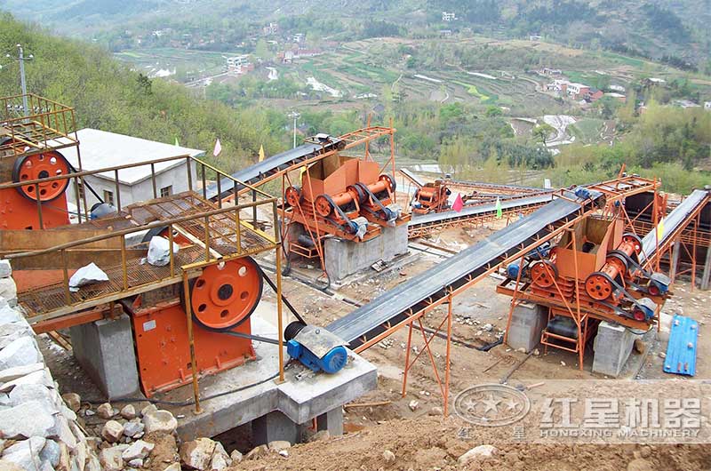 顎式破碎機(jī)現(xiàn)場(chǎng) 顎式破碎機(jī)現(xiàn)場(chǎng)