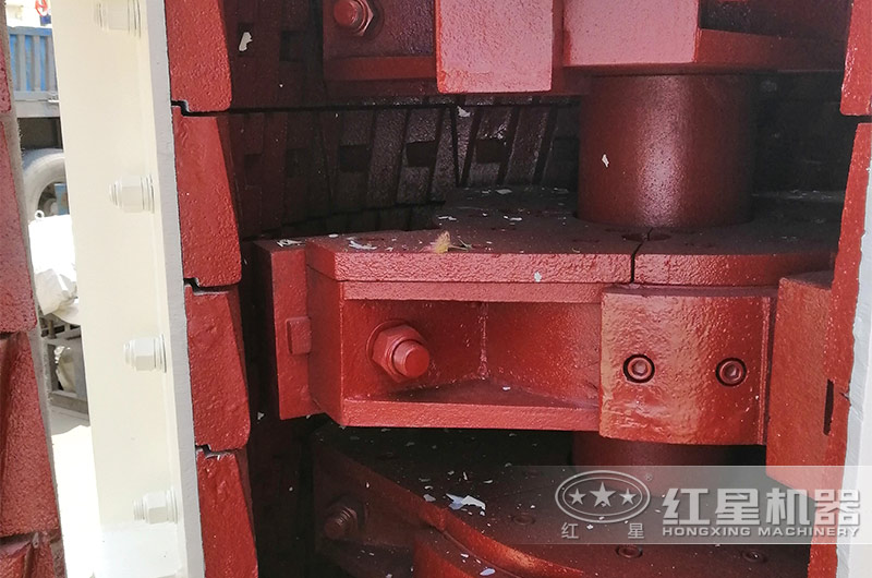 復合式破碎機破碎腔中的立軸