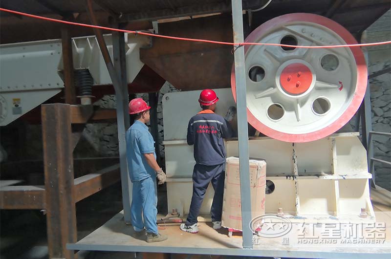 顎式破碎機(jī)現(xiàn)場(chǎng)