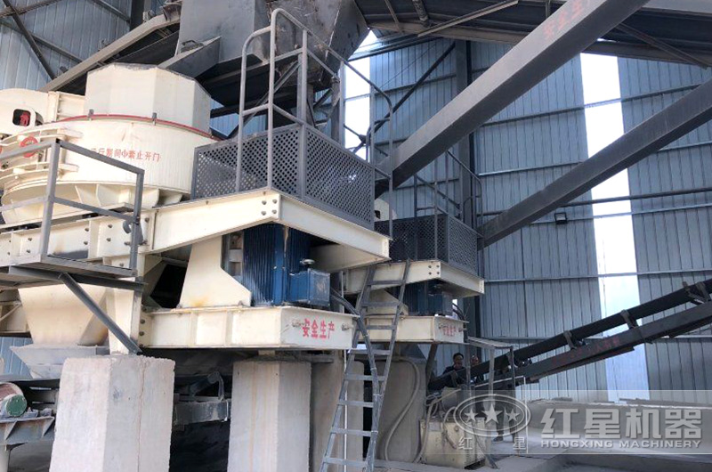 高硬石頭制砂機現(xiàn)場