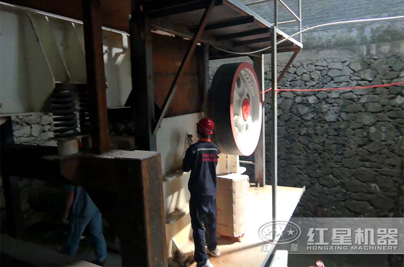 河卵石鄂式破碎機(jī)現(xiàn)場(chǎng)維護(hù)