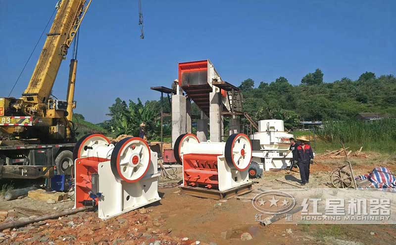 顎式破碎機(jī)加顎式細(xì)破機(jī)安裝現(xiàn)場(chǎng) 顎式破碎機(jī)加顎式細(xì)破機(jī)安裝現(xiàn)場(chǎng)